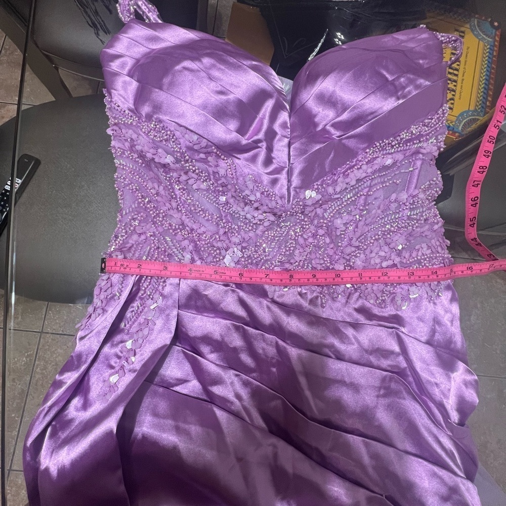 Elegant Lavender Evening Gown
Caja 9 - Picture 5 of 7